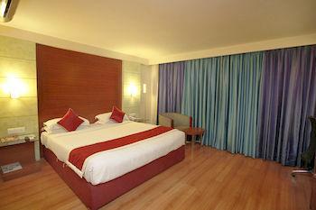 Отель Oyo Premium Cunningham Road Бангалор Экстерьер фото